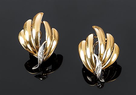 COPPIA DI ORECCHINI Coppia di orecchini in oro giallo e bianco a forma di...