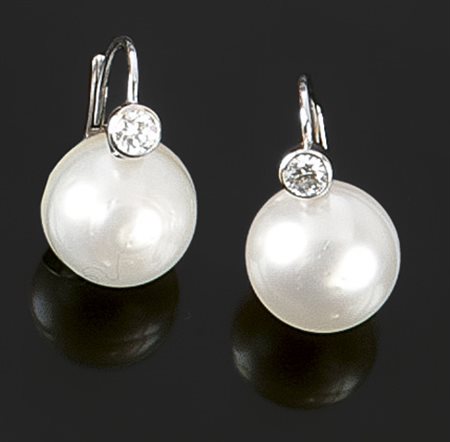 COPPIA DI ORECCHINI Coppia di orecchini in oro bianco con due perle...