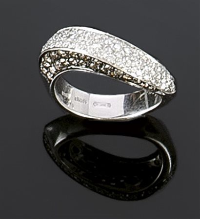 ANELLO Anello in oro bianco, a fascia ondulata, con al centro diamanti taglio...