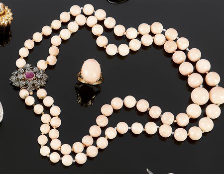 DEMI-PARURE Demi-parure in corallo rosa, pelle d'angelo, composta da collana...