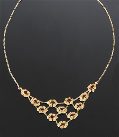 COLLIER Collier in oro giallo lucido e satinato, composto da dodici fiori...