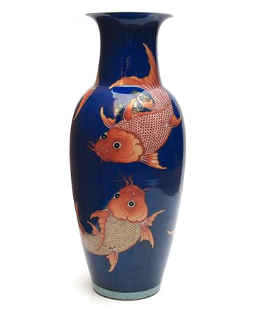 Cina, vaso in porcellana fondo blu decorato con 