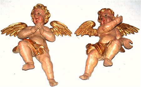 Coppia di angeli in legno laccato e dorato, sec. 