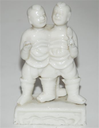 Cina, due figure in porcellana bianca, sec. 
