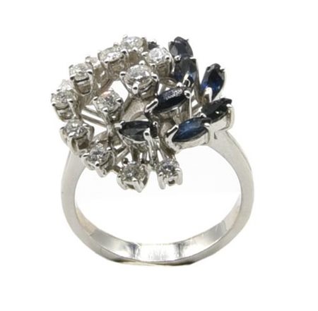 ANELLO CON ZAFFIRI E DIAMANTI in oro bianco 18kt, con zaffiri naturali blu...