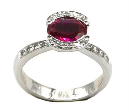 ANELLO CON RUBINO E DIAMANTI in oro bianco 18 kt., con al centro rubino...