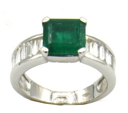ANELLO CON SMERALDO COLOMBIANO E DIAMANTI in oro bianco 18kt, con al centro...