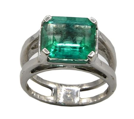 ANELLO CON SMERALDO COLOMBIANO in oro bianco 18kt, con al centro smeraldo...