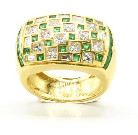 ANELLO CON SMERALDI E DIAMANTI in oro giallo 18kt, con diamanti taglio...