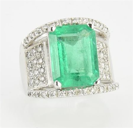 ANELLO A FASCIA CON SMERALDO COLOMBIANO E DIAMANTI in oro bianco 18kt con...