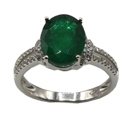 ANELLO CON SMERALDO COLOMBIANO E DIAMANTI in oro bianco 18kt, con al centro...