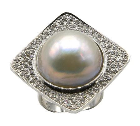ANELLO CON PERLA MABE' E DIAMANTI in oro bianco 18kt, con al centro perla...