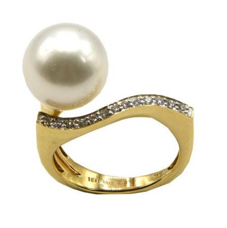 ANELLO CON PERLA BIANCA AUSTRALIANA E DIAMANTI in oro giallo 18kt, con perla...