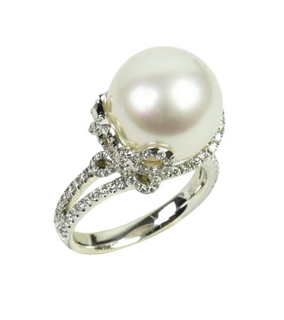 ANELLO CON PERLA SOUTH SEA E DIAMANTI in oro bianco 18kt, con al centro perla...