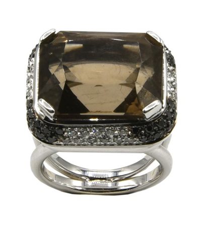 ANELLO CON QUARZO FUME' E DIAMANTI in oro bianco 18kt, con al centro quarzo...