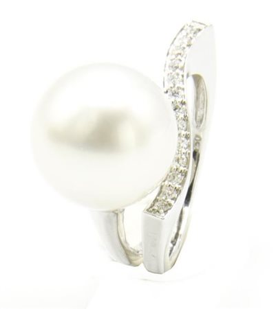 ANELLO CON PERLA AUSTRALIANA E DIAMANTI in oro bianco 18kt, con perla bianca...