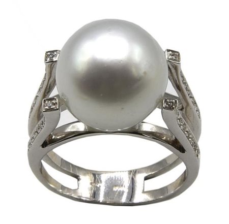 ANELLO CON PERLA AUSTRALIANA E DIAMANTI in oro bianco 18kt, con al centro...