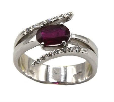 ANELLO CON RUBINO E DIAMANTI in oro bianco 18kt, con al centro rubino Birmano...