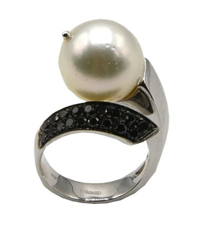 ANELLO CON PERLA SOUTH SEA E DIAMANTI NERI in oro bianco 18kt, con perla...
