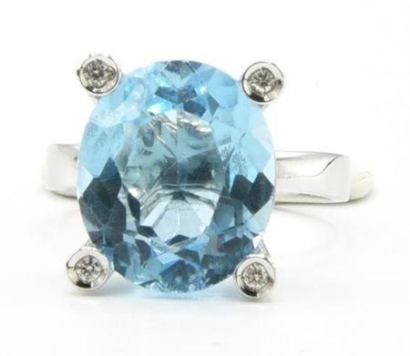 ANELLO CON TOPAZIO E DIAMANTI in oro bianco 18kt, con al centro grande...