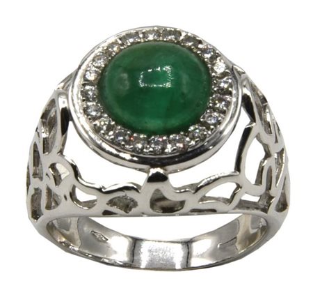 ANELLO CON SMERALDO CABOCHON E DIAMANTI in oro bianco 18kt traforato, con al...