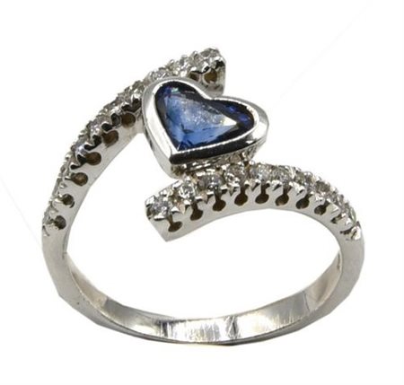 ANELLO CON ZAFFIRO A CUORE E DIAMANTI in oro bianco 18kt, con zaffiro blu...