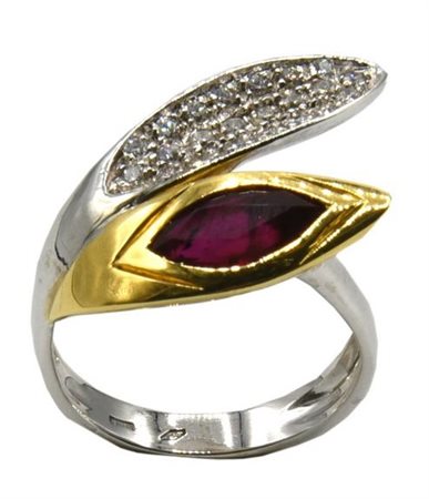 ANELLO CON RUBINO BIRMANO E DIAMANTI in oro bicolore 18 kt con rubino Birmano...