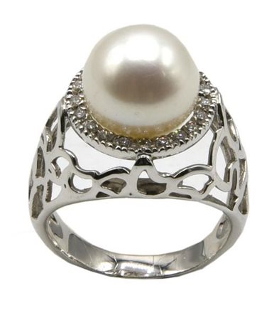 ANELLO CON PERLA AUSTRALIANA E DIAMANTI in oro bianco 18kt traforato, con al...