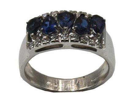 ANELLO CON ZAFFIRI E DIAMANTI in oro bianco 18kt, e cinque zaffiri blu...