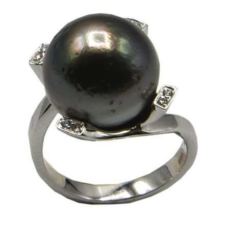 ANELLO CON PERLA GRIGIA TAHITI E DIAMANTI in oro bianco 18kt, con al centro...