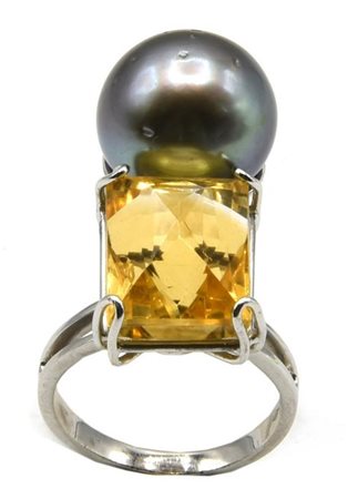 ANELLO CON PERLA TAHITI E CITRINO in oro bianco 18kt, con perla grigia Tahiti...