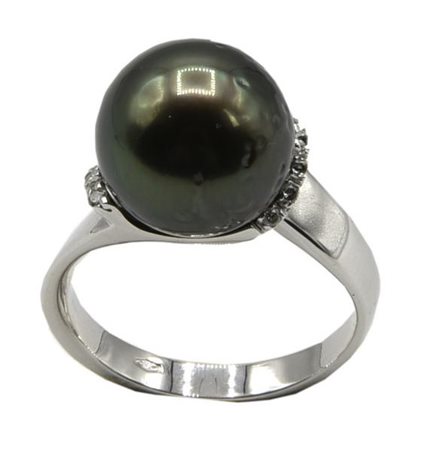 ANELLO CON PERLA TAHITI E DIAMANTI in oro bianco 18kt, con al centro perla...