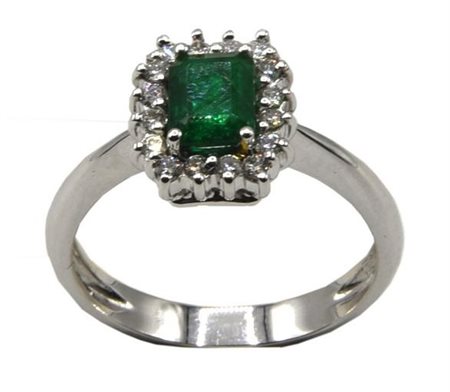 ANELLO CON SMERALDO E DIAMANTI in oro bianco 18kt, con al centro smeraldo...