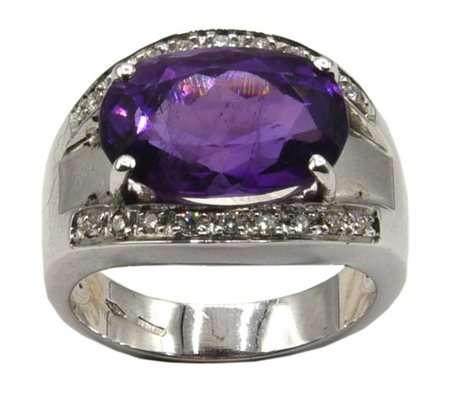 ANELLO CON AMETISTA KASHMIR E DIAMANTI in oro bianco 18kt, con al centro...