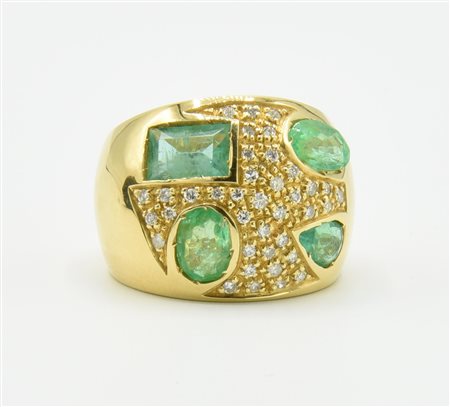 ANELLO A FASCIA CON SMERALDI COLOMBIANI E DIAMANTI in oro giallo 18kt...