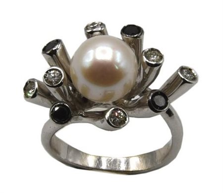 ANELLO CON PERLA GIAPPONESE E DIAMANTI in oro bianco 18kt, con al centro...