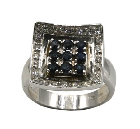 ANELLO A FASCIA CON ZAFFIRI E DIAMANTI in oro bianco 18kt, con al centro tre...