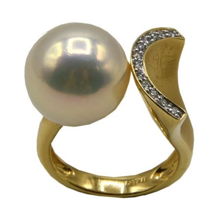 ANELLO CON PERLA BIANCA AUSTRALIANA E DIAMANTI in oro giallo 18kt, con perla...