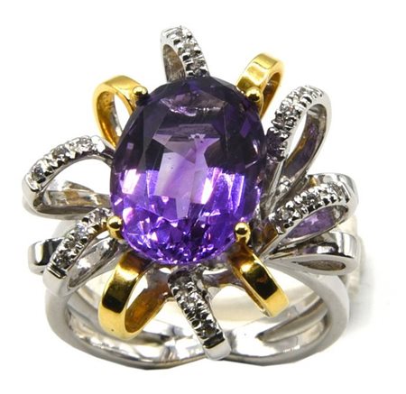 ANELLO BICOLORE CON AMETISTA E DIAMANTI in oro bicolor 18kt, modellato a...