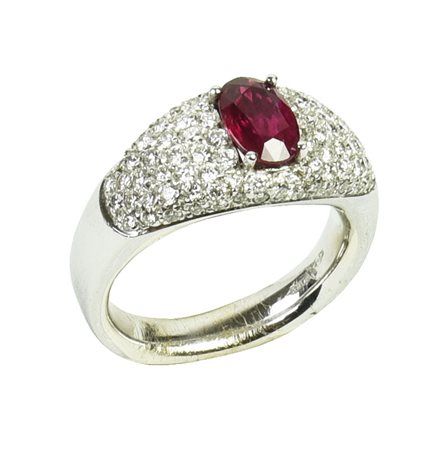 ANELLO CON RUBINO BIRMANO E PAVE' DI DIAMANTI in oro bianco 18kt, con al...