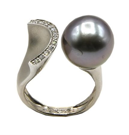 ANELLO CON PERLA GRIGIA TAHITI E DIAMANTI in oro bianco 18kt, con perla...