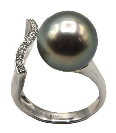 ANELLO CON PERLA GRIGIA TAHITI E DIAMANTI in oro bianco 18kt, con perla...