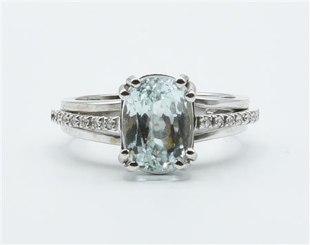 ANELLO CON ACQUAMARINA E DIAMANTI in oro bianco 18kt, con al centro...