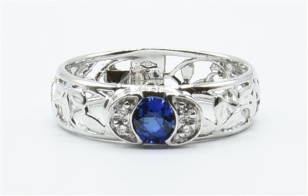 ANELLO CON ZAFFIRO E DIAMANTI in oro bianco 18kt, a fascia traforata e...