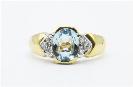ANELLO CON ACQUAMARINA E DIAMANTI in oro bicolore 18kt, con al centro...