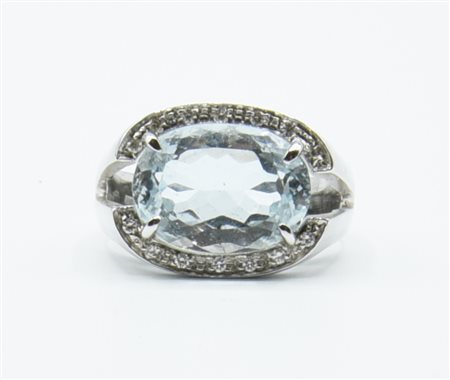 ANELLO CON ACQUAMARINA E DIAMANTI in oro bianco 18kt con al centro...