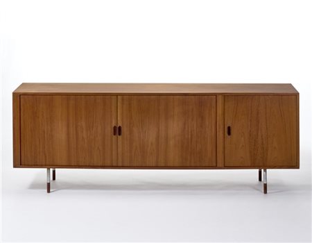Arne Vodder Credenza a due ante scorrevoli e una incernierata. Interni a ripiani
