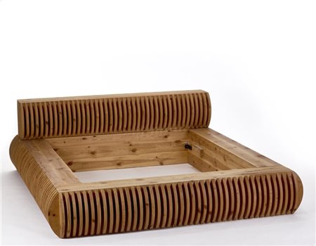 Mario Ceroli Letto modello "Annabella" della serie "Mobili nella Valle". Produzi