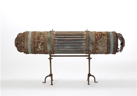 Umberto Bellotto Scrigno di forma cilindrica composto da un settore centrale apr