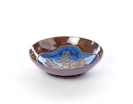 Pietro Melandri Piatto in ceramica smaltata in bruno e celeste con riflessi meta